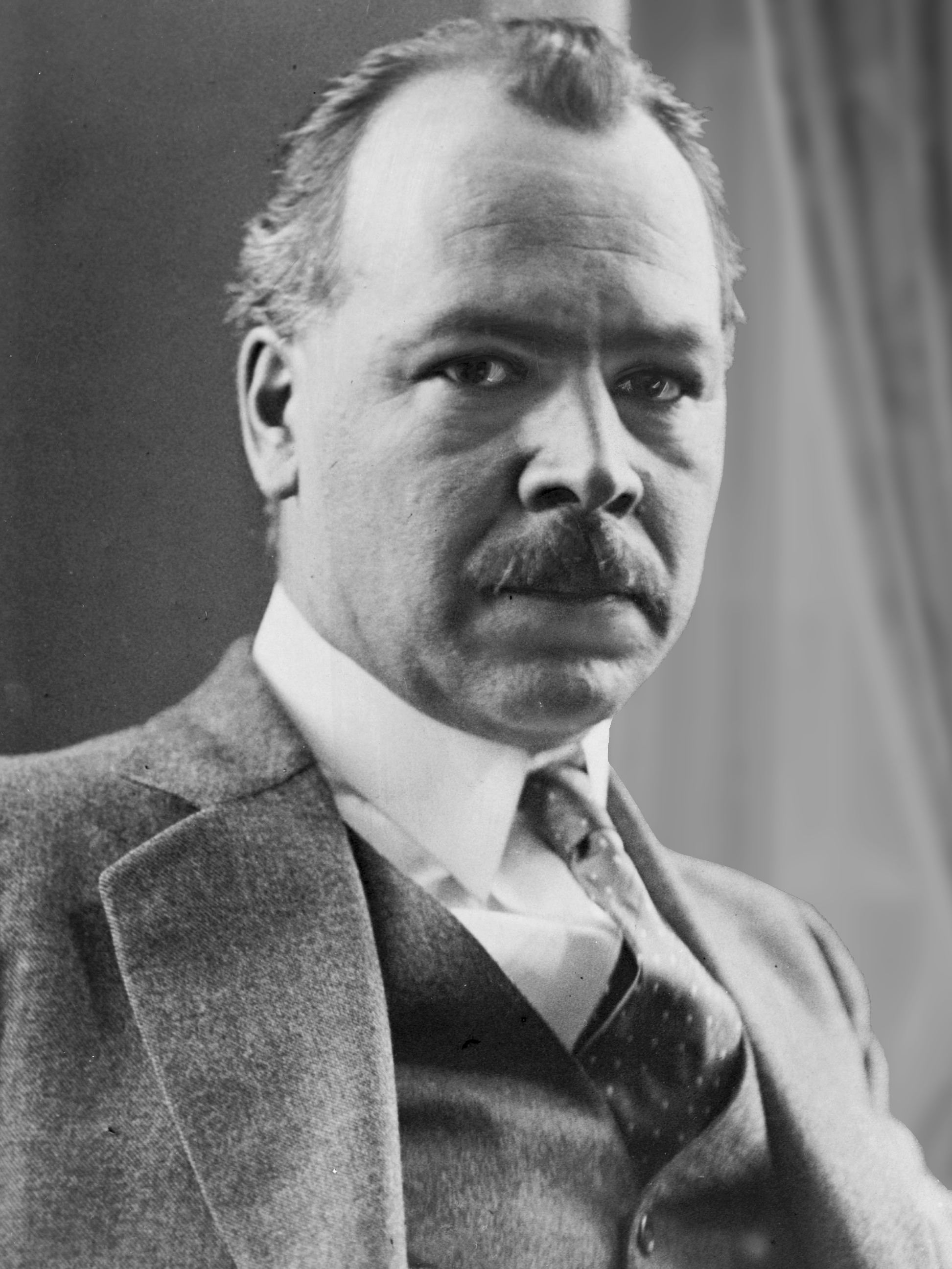 Nikolái Ivánovich Vavílov (1887-1943), botánico y genetista ruso. Formuló la teoría de los centros de origen de las plantas cultivadas y reunió el mayor banco de semillas del mundo, con el que quiso asegurar el alimento del futuro. Su defensa de la genética lo enfrentó a Trofim Lysenko, el pseudocientífico favorito de Stalin: fue detenido, acusado de espionaje y murió de inanición en la prisión de Sarátov el 26 de enero de 1943. Fotografía de 1933, del staff del New York World-Telegram. Imagen: Library of Congress, New York World-Telegram and Sun Collection, dominio público, vía Wikimedia Commons.